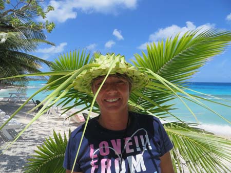 chichi avec son chapeau tahitien