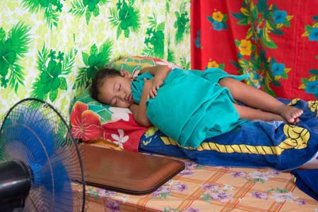 enfant polynesie qui dort